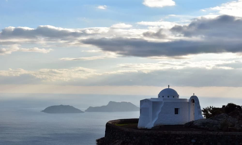 Μαγευτικό! Το ξωκλήσι που «αιωρείται» μεταξύ γης και ουρανού